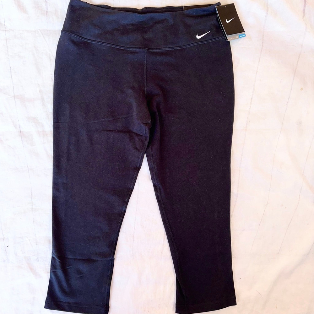 NWT Women’s Large Nike Dri-Fit Activewear Tight Fit Capri Leggings